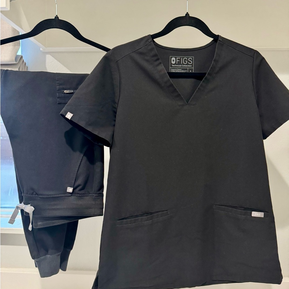FIGS Scrub Set - Casma Top & Zamora Jogger Pants - Color Black - Size Small